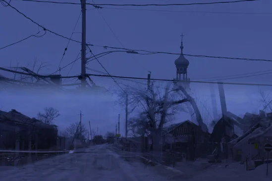 Rue sombre avec église à l'horizon, ciel bleu nocturne.