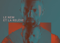 Portrait artistique filtré rouge et bleu d'une personne avec un double effet.